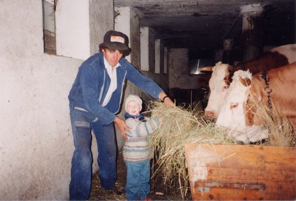 03_paul_mit_florian_im_stall.jpg
